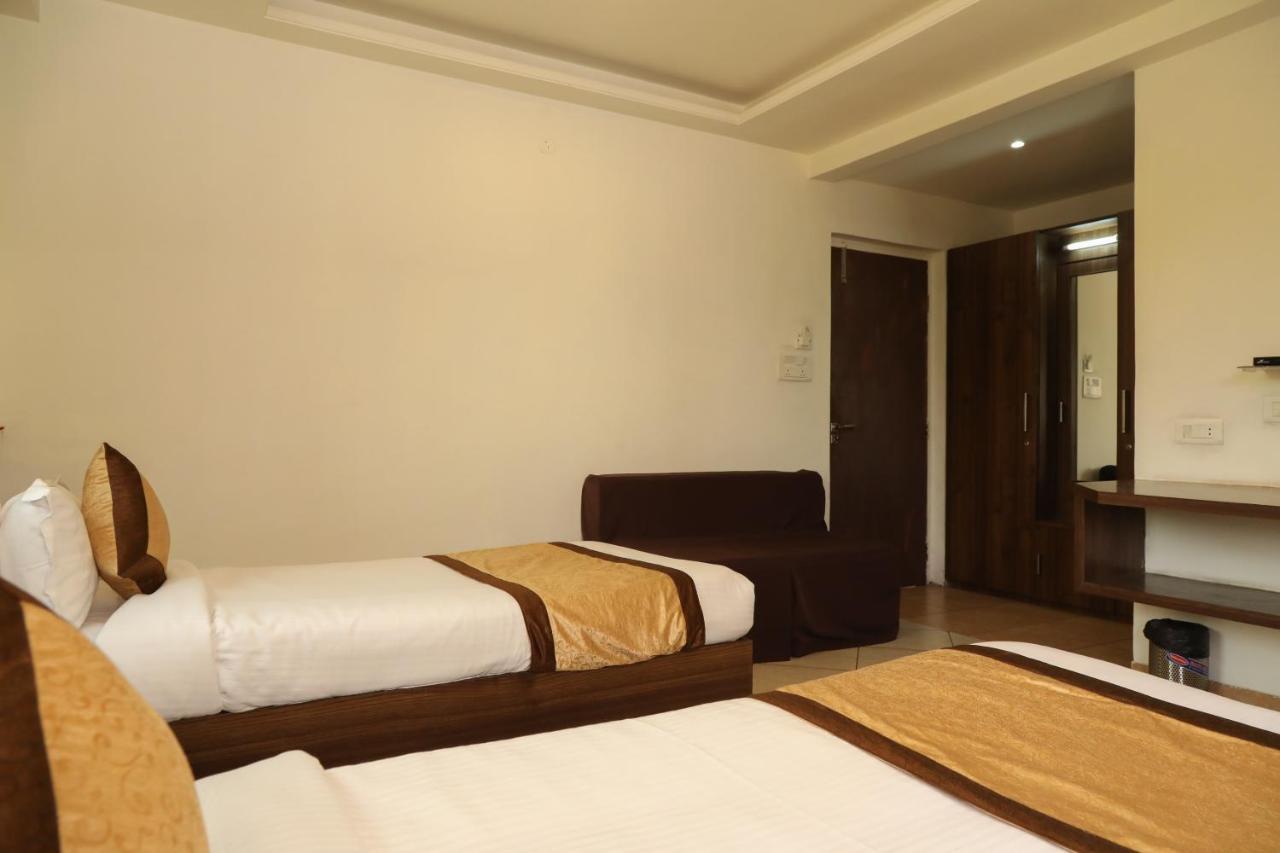 Oyo 10943 Hotel Plus Corporate Khapa  Exteriör bild