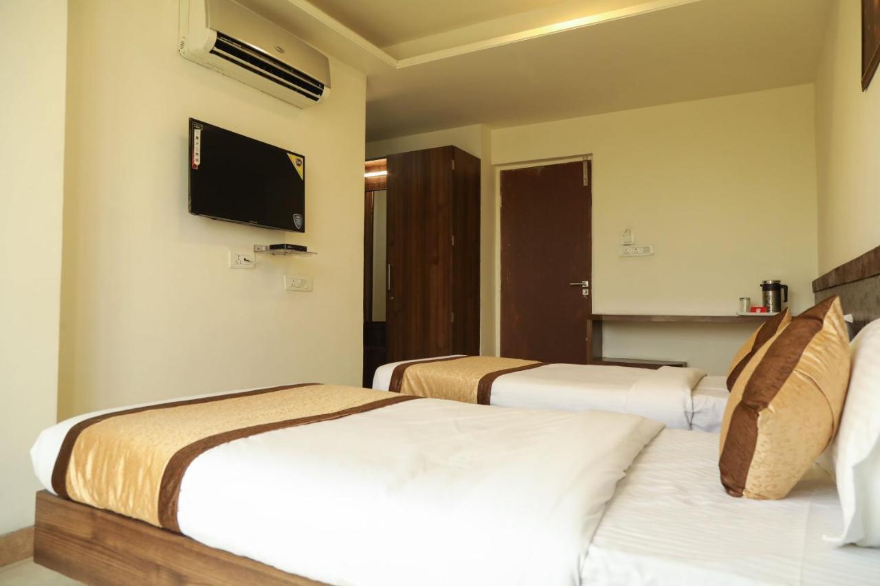 Oyo 10943 Hotel Plus Corporate Khapa  Exteriör bild
