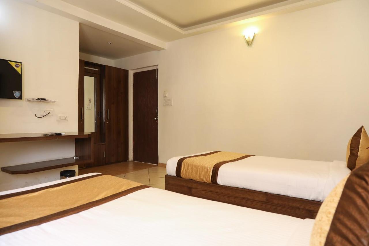 Oyo 10943 Hotel Plus Corporate Khapa  Exteriör bild